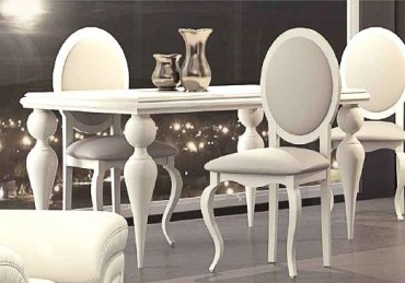 Sillas y mesa de madera, tapizadas, pata cabriole.